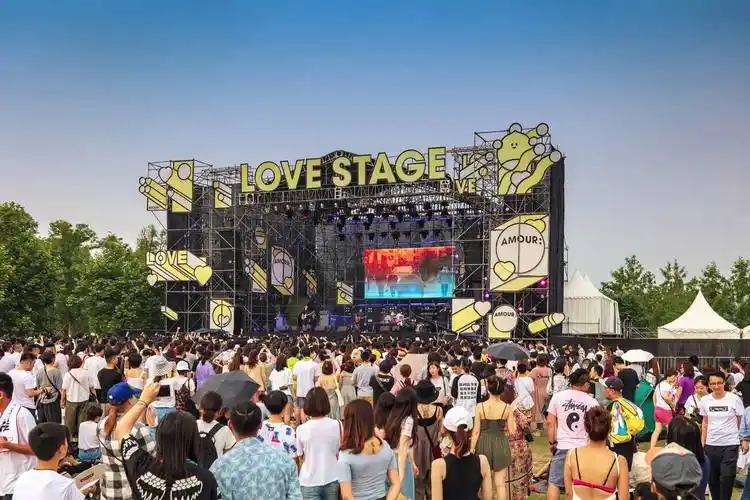 在即将回归的桂林草莓音乐节现场,痛仰,满舒克,万能青年旅店,马頔