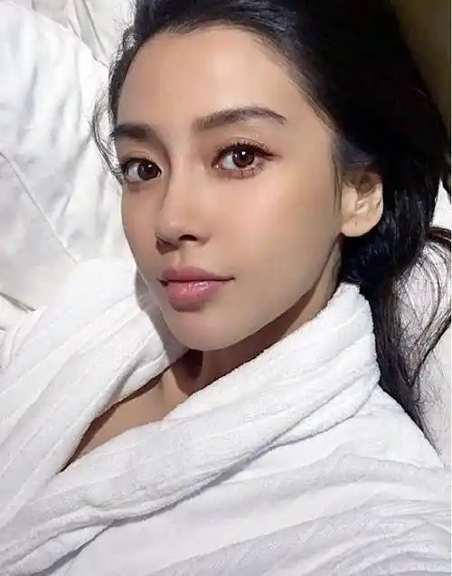 angelababy晒睡衣照,这素颜简直美翻了!