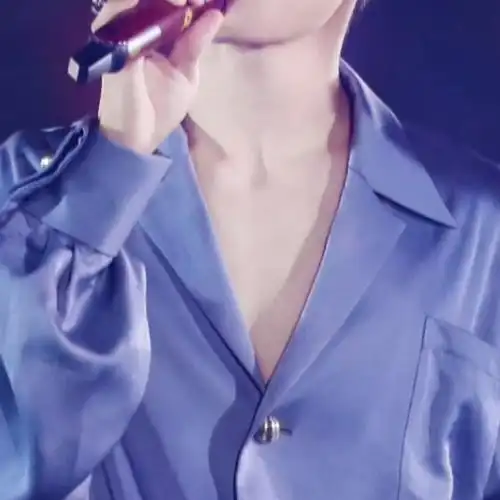 易烊千玺绝对领域之锁骨  翻相册突然看到嘿嘿嘿嘿嘿嘿@tfboys-易烊