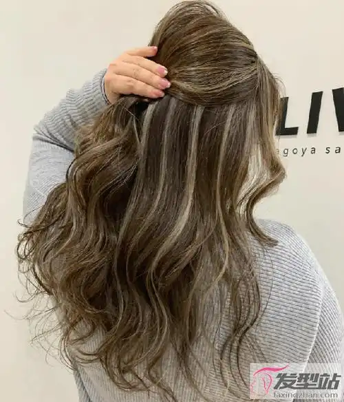 害怕挑染后的发型非常前卫的话,可选择染在头发里层,这隐藏染的方式