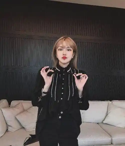 周扬青整容前样子,肥头大脸单眼皮,网友:跪求整容医生联系方式!_罗志