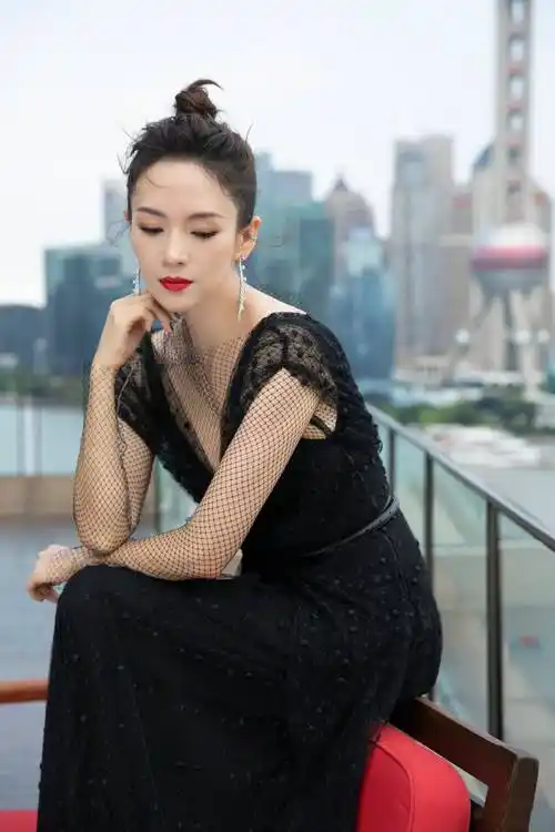 (章子怡近照)尤其是章子怡对继女和婆婆的那份真诚,让人感动.