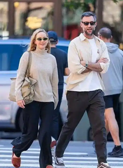 张曼玉59岁生日惊喜复出,状态太惊喜了!_穿着_伦敦_泰勒·斯威夫特