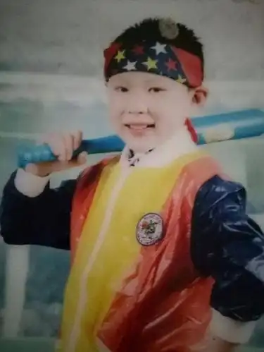 00后原创歌手张文斌小时候照片和现在的照片大对比