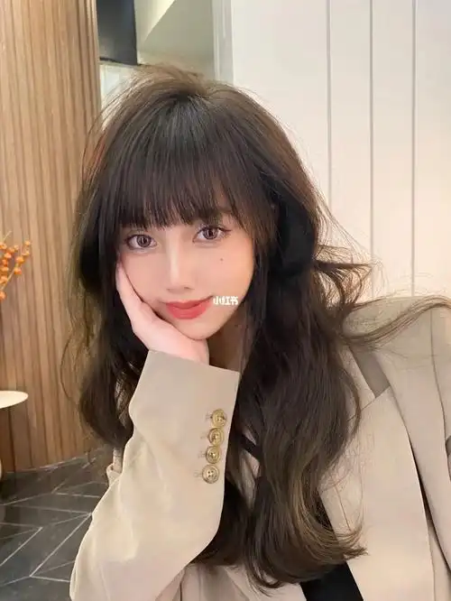 少女感的弧形刘海显白发色