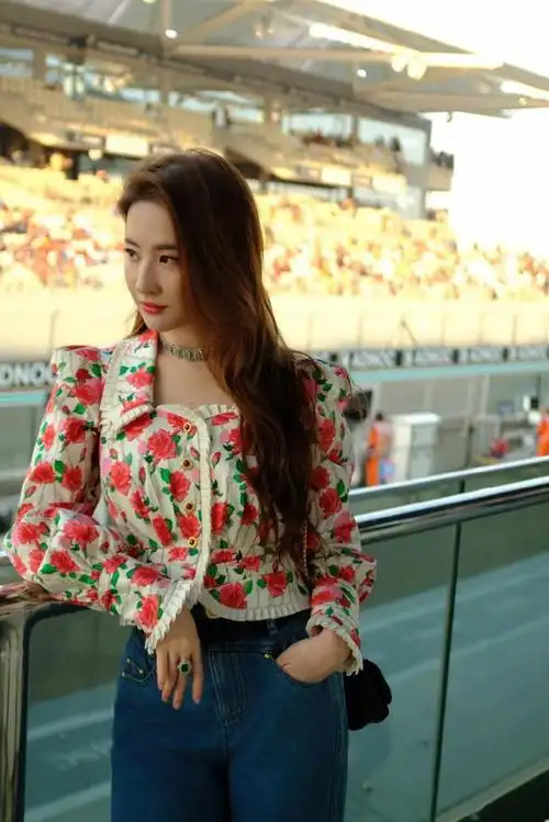 刘亦菲满分的穿搭,化身成熟女神!时尚自信有魅力