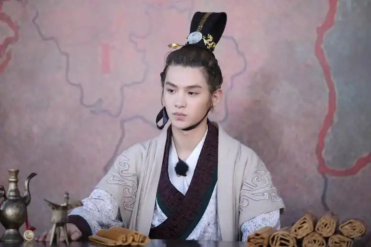 黄明昊@jjjustin0219 在《了不起的长城》中古装造型解锁战国王侯装