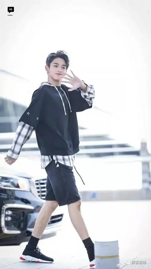 黄旭熙 balenciaga speed