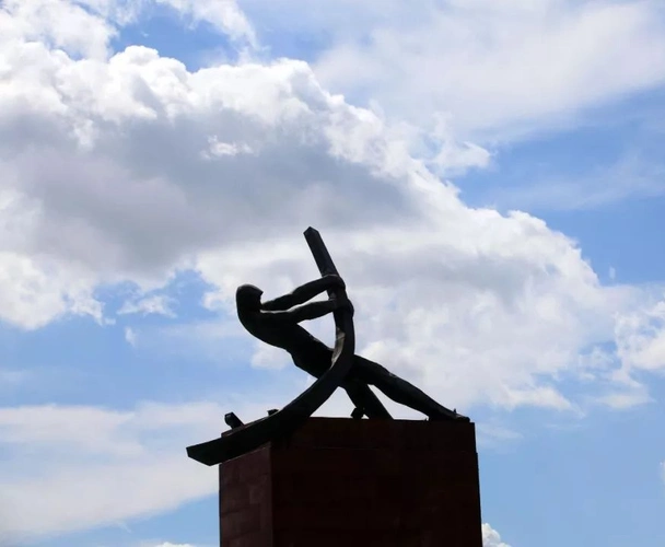 广场旁的江南公园,据走南闯北的老人说,是他见过的唯一一个兼具动物园