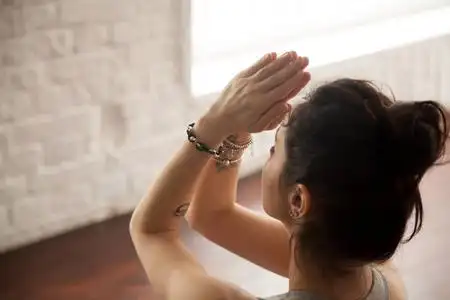 瑜伽双手合十图片