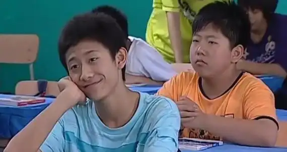 家有儿女》当中扮演刘星的好朋友,在小的时候看着他长得有些胖,在剧情