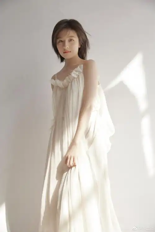 李兰迪白纱裙随拍##李兰迪白裙随拍##李兰迪吊带白裙光影写真