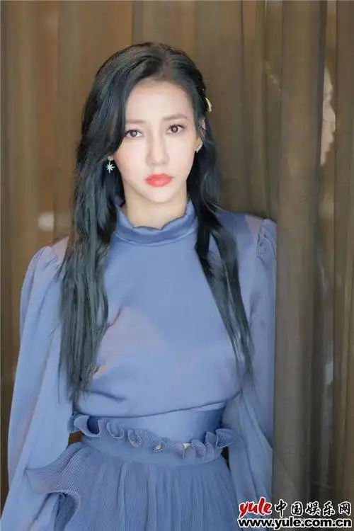 出道十余载,弦子用《不得不爱》,《醉清风》,《舍不得》等大众耳熟能