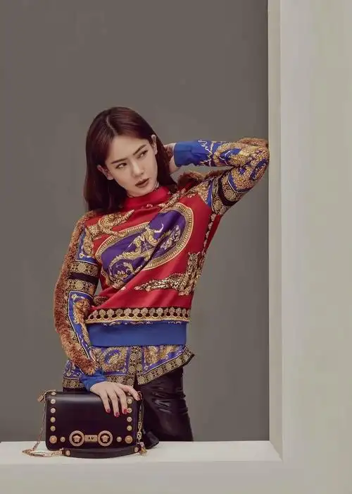 戚薇in versace 图片源自品牌