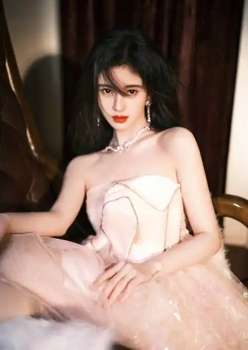 鞠婧祎穿粉色抹胸纱裙手拿花瓣优雅迷人