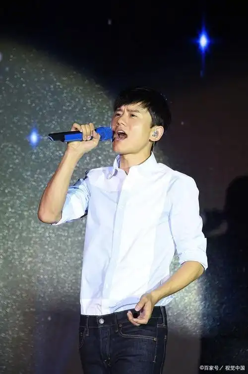 40岁老来俏张杰晒健身照撸铁成瘾下腰毫无压力理解谢娜了