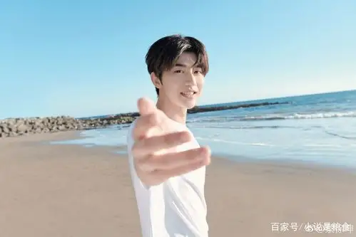 邻家大男孩蔡徐坤,将白t恤的穿的仿佛是巴黎时装秀