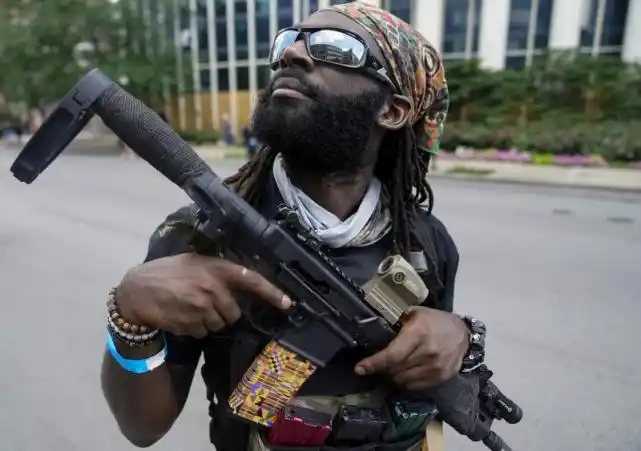 【看世界】美国黑人团体持枪示威走火