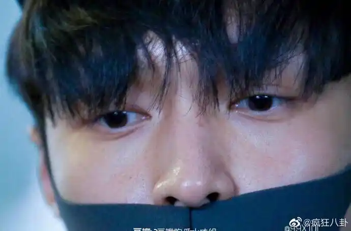 张艺兴素颜高清照,是感觉太累了没空管理自己皮肤了吗?