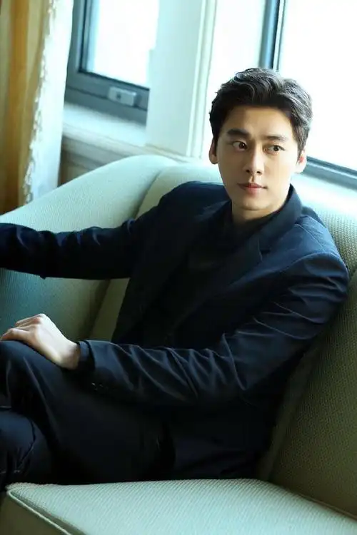 李易峰初五不避镜头去寺庙拜神照片曝光素颜略微驼背不像明星