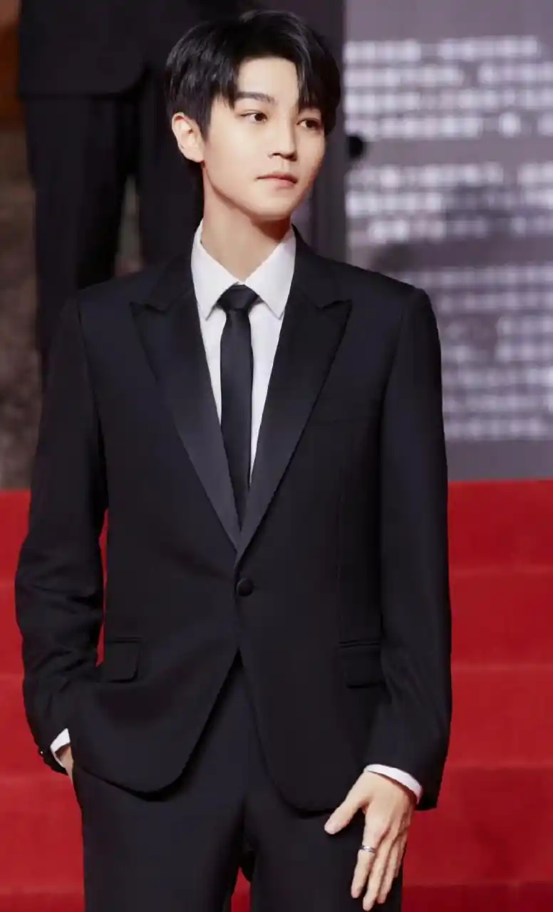 王俊凯参加电影节活动,食指戴戒指好时尚,一身黑西装穿在他身上一点不