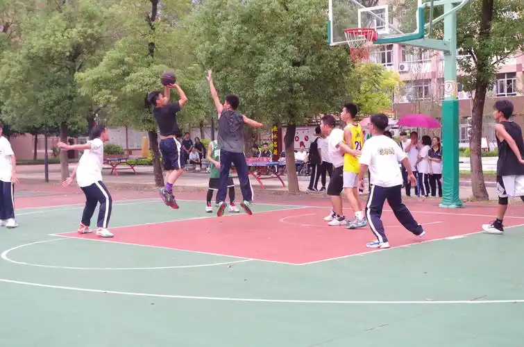 高三(11)(12)班篮球班赛