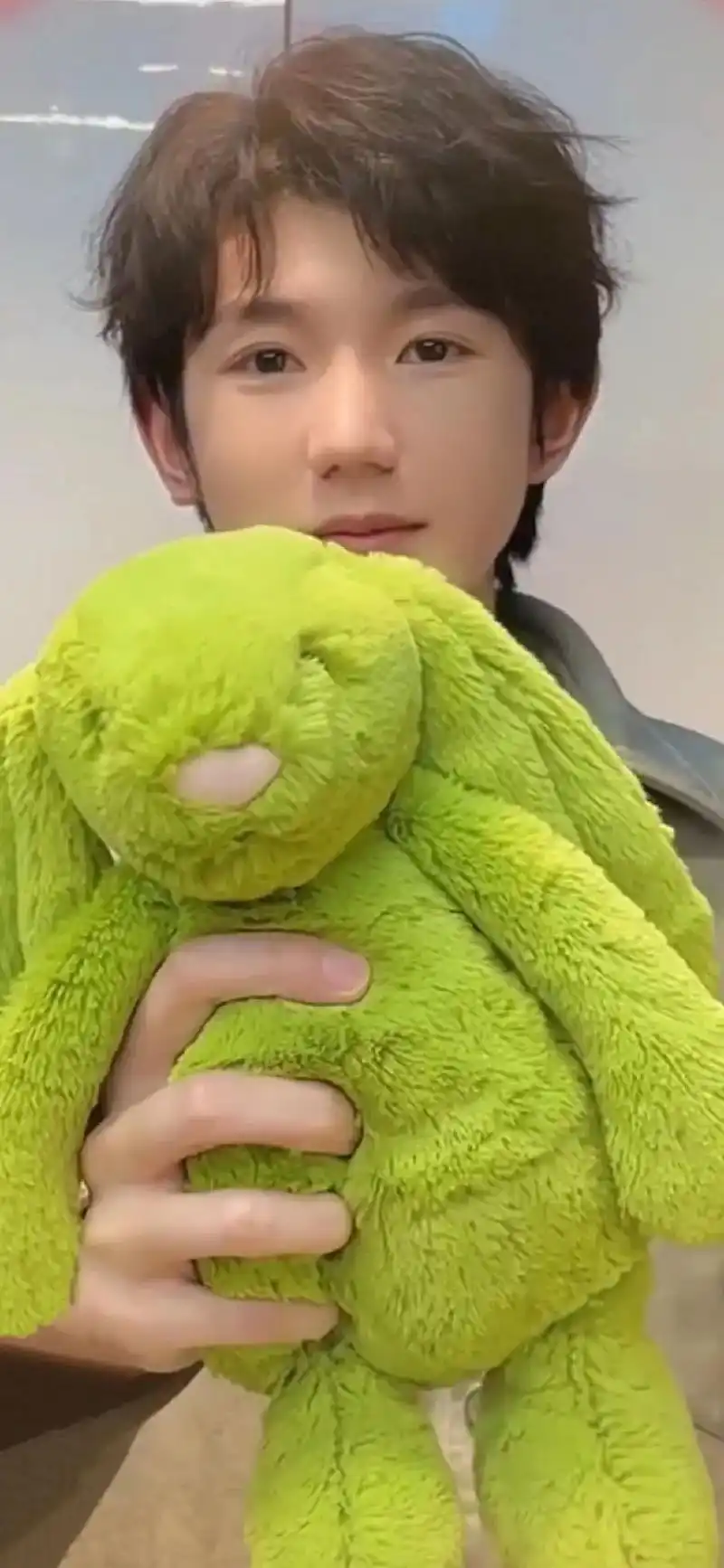 绿色的兔兔和剪刀手也太可爱了吧,源源新年快乐#王源 #新年快 - 抖音