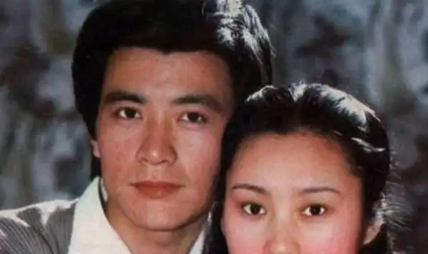 在当红时期周里京因为拍戏的原因,认识了傅春英,两人在相识后就坠入