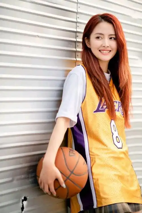 在腾讯看nba的球迷都知道,腾讯美女如云,激烈赛事搭配漂亮的女主播