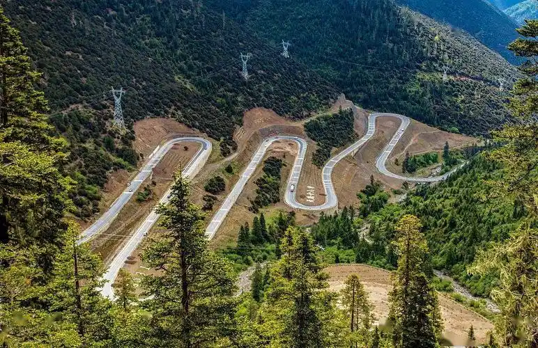 进入5月,被誉为中国最美景观大道的国道318线川藏公路迎来旅游热,人们