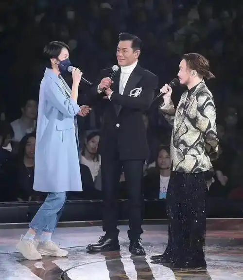 首先,让我们来看一组生图,这些照片中的梁咏琪,身高176cm,身姿挺拔