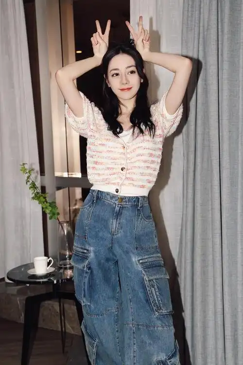 迪丽热巴五一假日穿搭造型条纹针织工装牛仔清新时尚甜美可人