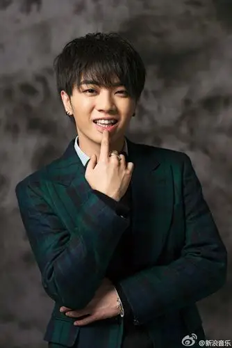 华晨宇yu 边耍帅边卖萌这码子事儿花哥哥也会!