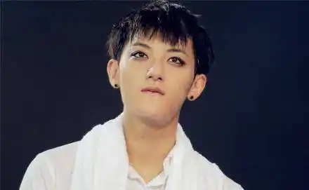 有种"变脸"叫黄子韬不化妆,没了眼线烟熏妆,网友表示差距太大_发展