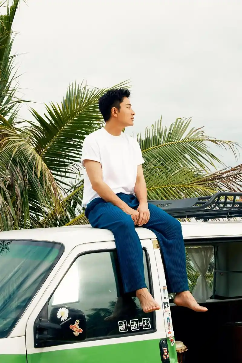 组图:贾乃亮38岁生日写真释出 赤脚泛舟湖上轻松惬意