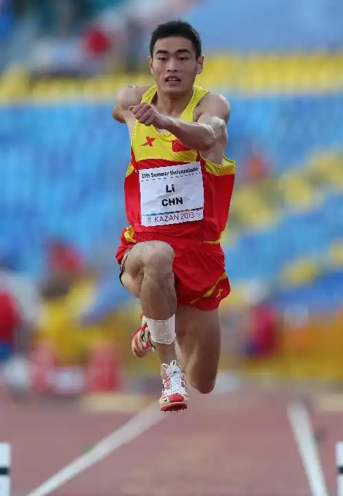 图文:大运会三级跳李庞帅名列第九 腾空瞬间