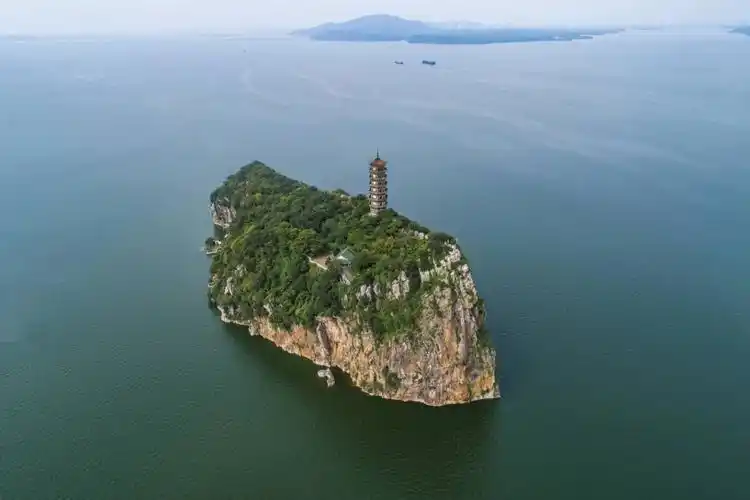 石钟山不仅有着大江大湖的自然风光更兼具小巧玲珑的江南园林风光乘