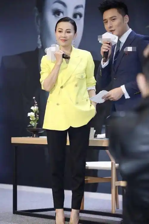 原创刘嘉玲褪去往日时尚穿工装连体裤素颜做活动不时髦却美得惊艳