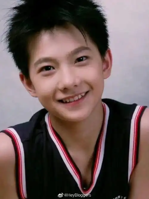 看完杨洋小时候的照片我人没了怎么会有人从小帅到大啊!