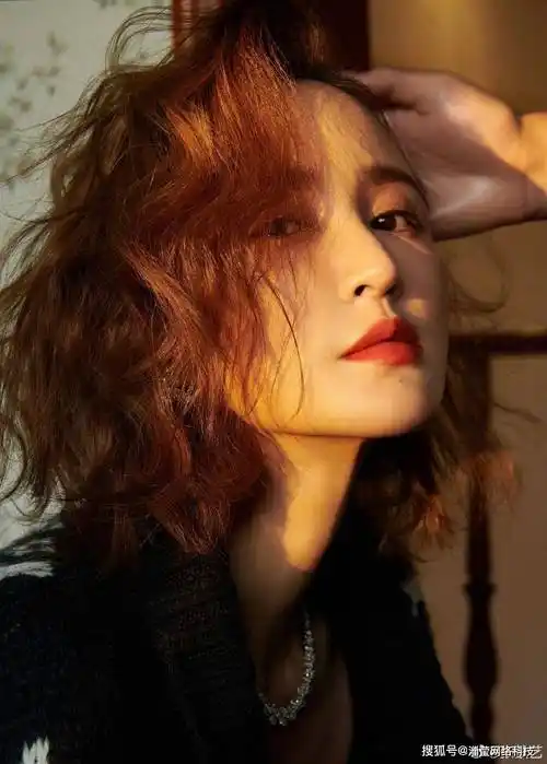 组图:张歆艺穿丝绒礼服裙秀好身材 温柔优雅端庄尽显成熟魅力_写真照