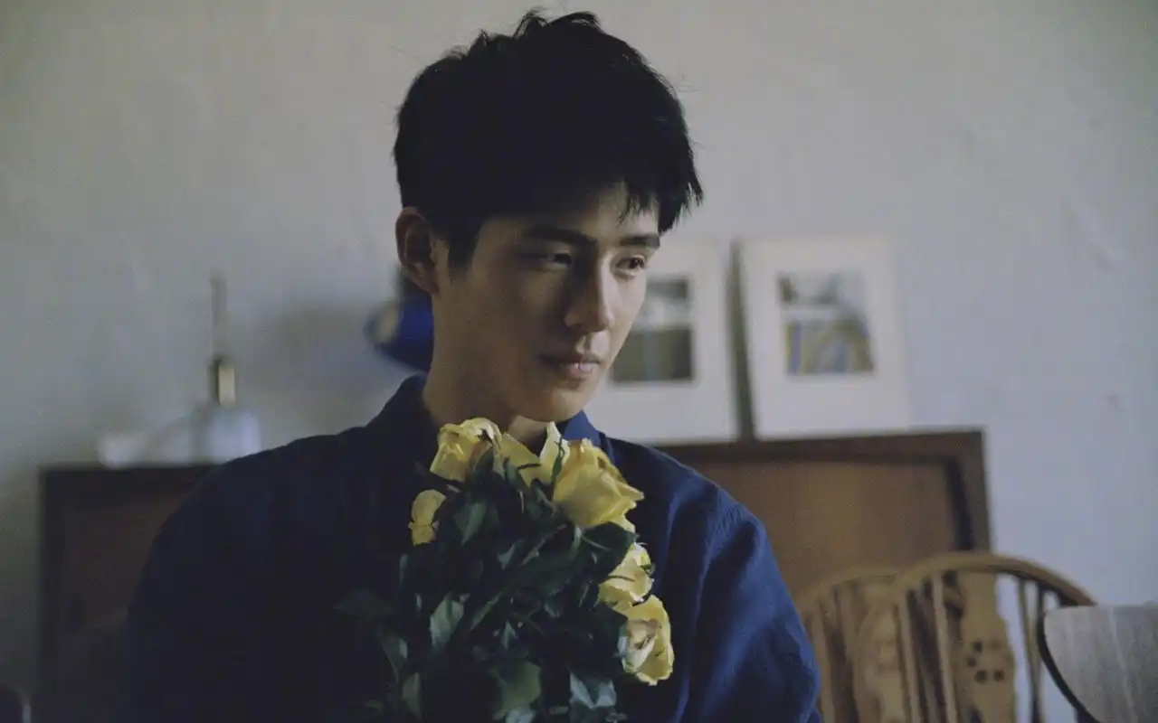 刘昊然帅气胶片风高清桌面壁纸