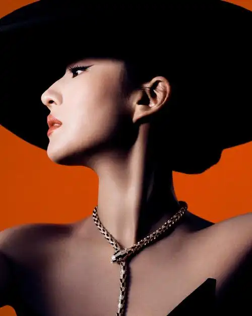 「时尚芭莎」4月刊新图拾遗  大片中,刘亦菲佩戴的bvlgari黄金项