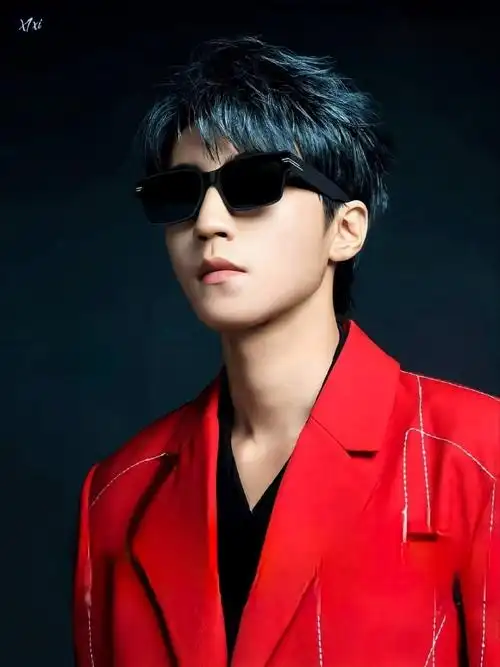 王俊凯给王源p了一个应援色蛋糕