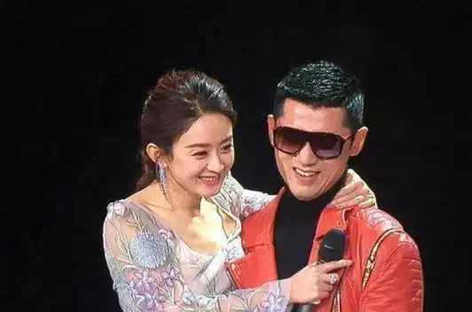 当女星被抱起的瞬间, 刘德华的这一抱是永恒的经典, 再也看不到了