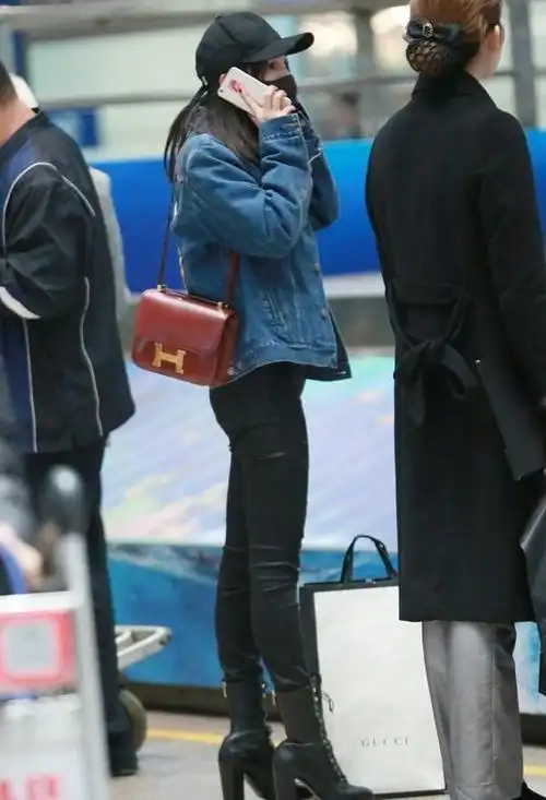 杨幂机场照曝光,穿破洞牛仔裤,心情好像不是很好!
