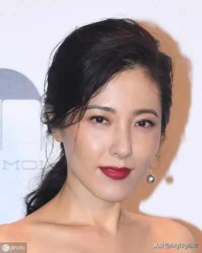 42岁曾黎 亮相某活动 网友:长胖了不少 尴尬看似50岁了