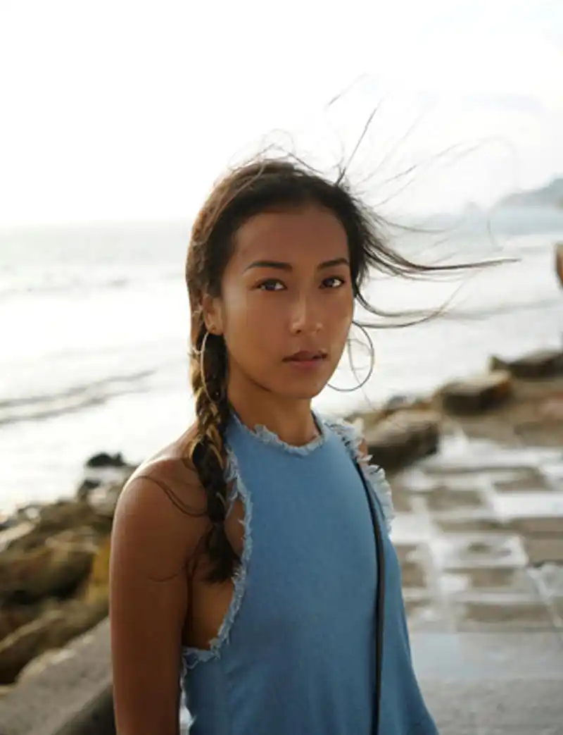 吉克隽逸露背蓝裙造型