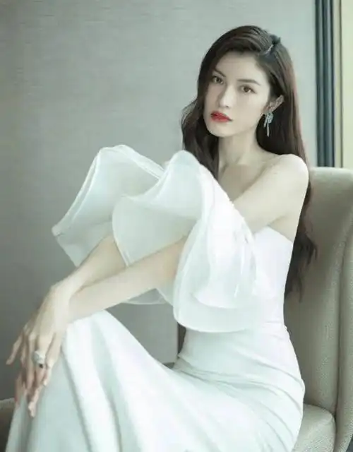 何穗穿抹胸鱼尾白裙,视觉效果直逼两米,网友:这身材真没p过吗?