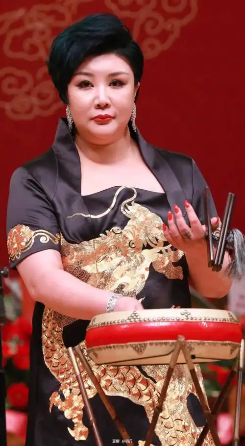 德云社王惠穿龙袍上台引争议鼓曲演员穿这身衣服合适么