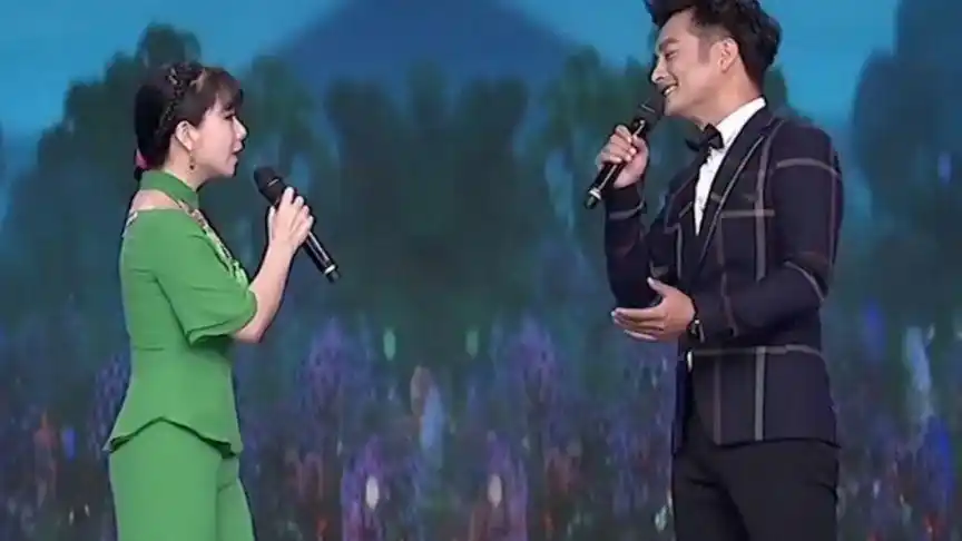 王二妮太大胆了,竟背着老公和云飞合唱这首歌,一开口太肉麻了!